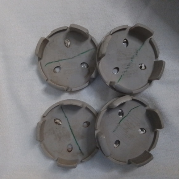 Ford wheel center caps - Picture 8 of 10